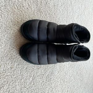 New w/o tags Ugg Waterproof Winter boots